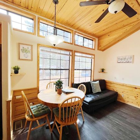 Sally'S Cabin Is A Quaint Two Bedroom Tiny Home Woodland Park Kültér fotó
