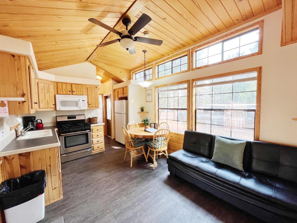 Sally'S Cabin Is A Quaint Two Bedroom Tiny Home Woodland Park Kültér fotó
