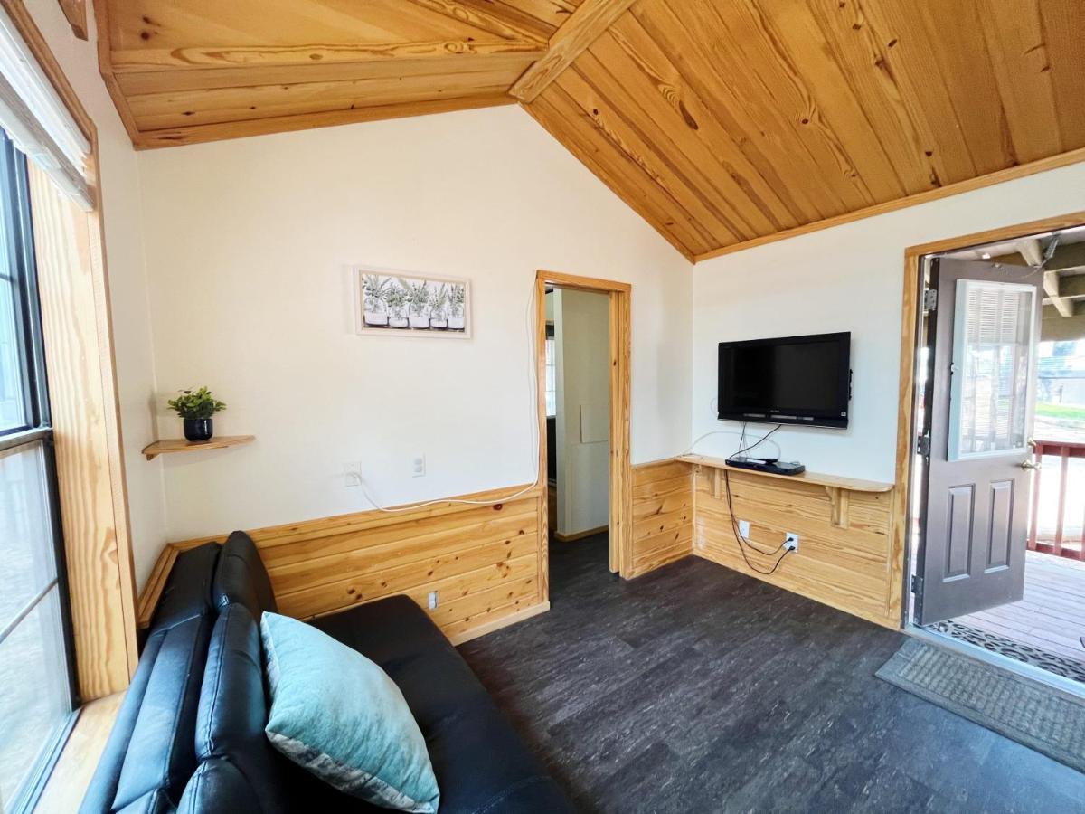 Sally'S Cabin Is A Quaint Two Bedroom Tiny Home Woodland Park Kültér fotó