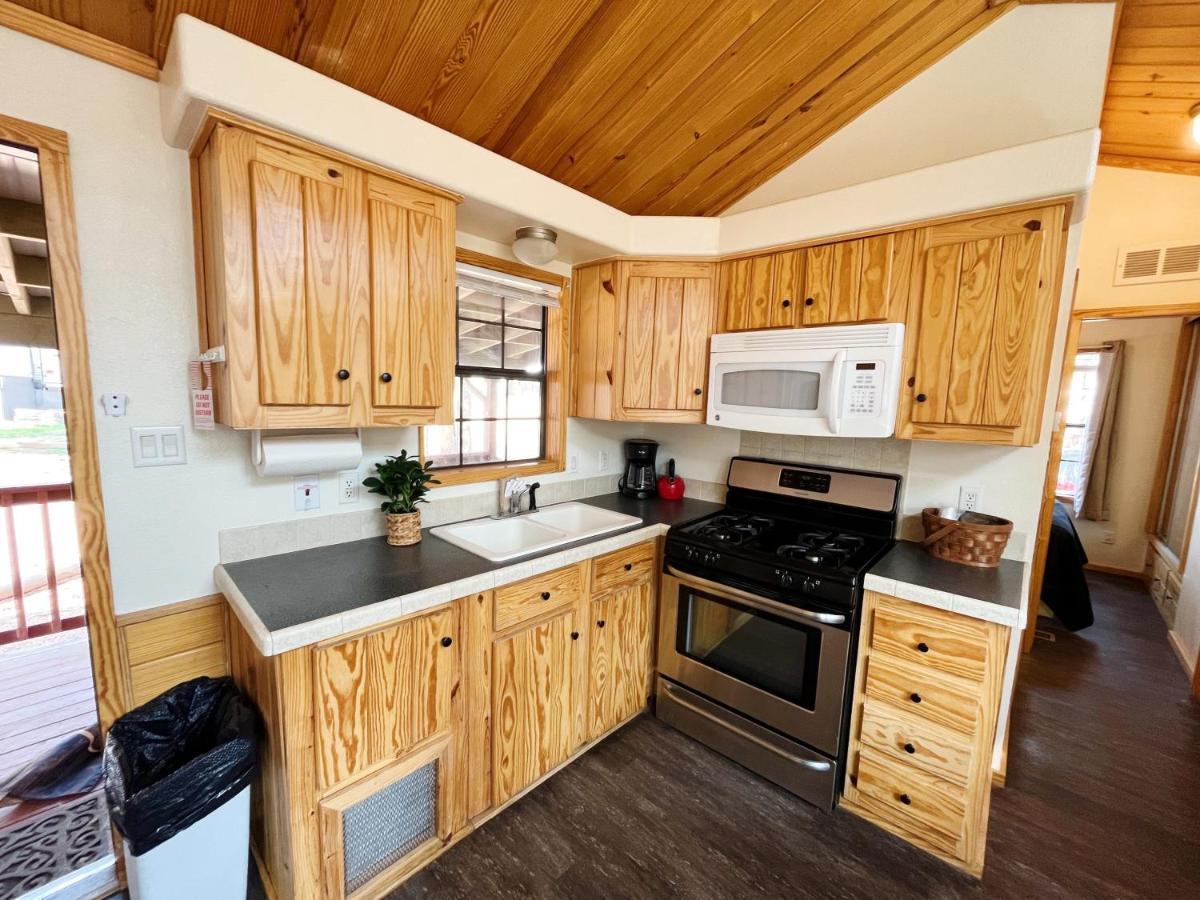 Sally'S Cabin Is A Quaint Two Bedroom Tiny Home Woodland Park Kültér fotó